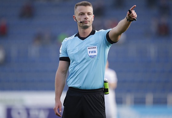 Rozhodí Pavel Orel naizuje v utkání Slovácka s Karvinou pokutový kop.