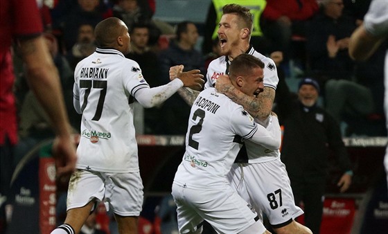 Juraj Kucka z Parmy (. 87) slaví svj zásah do sít Cagliari.