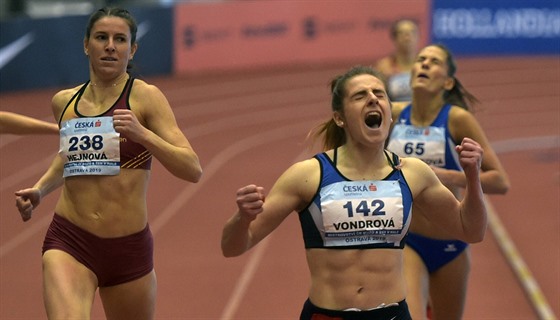 Zuzana Hejnová (vlevo) dobíhá do cíle závodu na 400 metr na halovém ampionátu...
