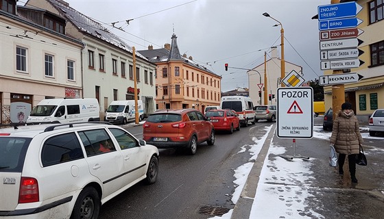 Stále houstnoucí doprava ve mstech zvedá neúmrn hladinu hluku.