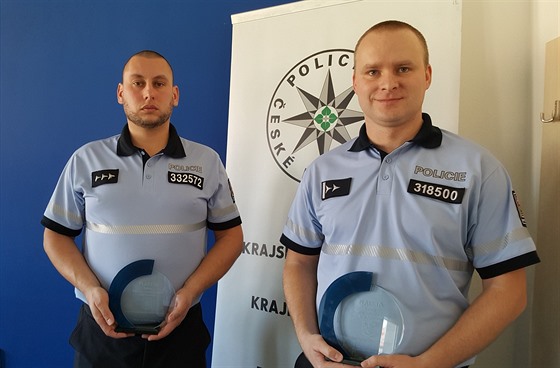 Policisté Tomáš Pustina (vlevo) a Radek Pečiva z obvodního oddělení Hrotovice...