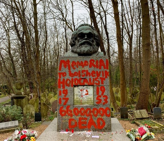 Pomník Karla Marxe v Londýn poniili vandalové. (18. února 2019)