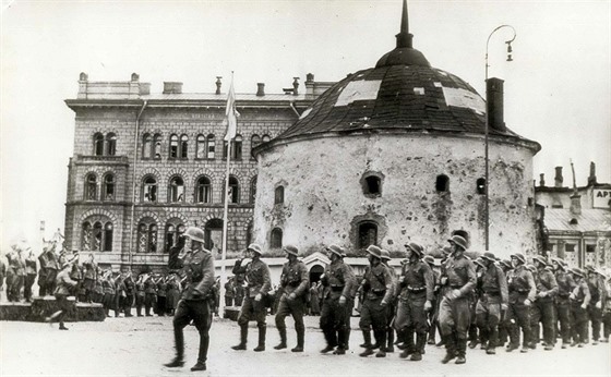 Finská vojenská jednotka pochoduje dobytým mstem Viipuri (26. záí 1941)