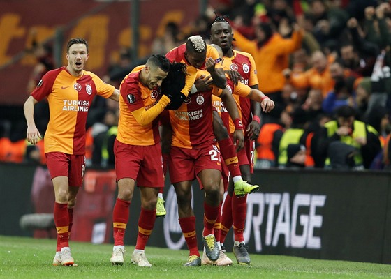 Fotbalisté Galatasaraye slaví vstelenou branku v domácím duelu Evropské ligy...