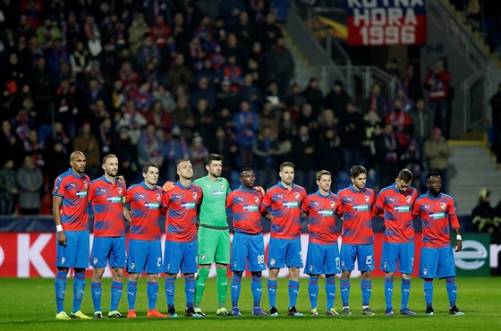 TICHÁ VZPOMÍNKA. Také v Plzni se drela minuta ticha za zesnulého fotbalistu...