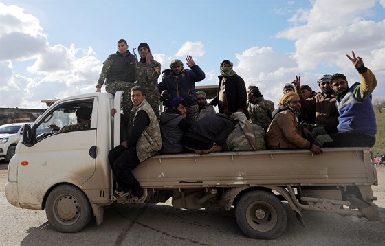 Bojovníci Syrských demokratických sil v Baghúzu v provincii Dajr az-Zaur...