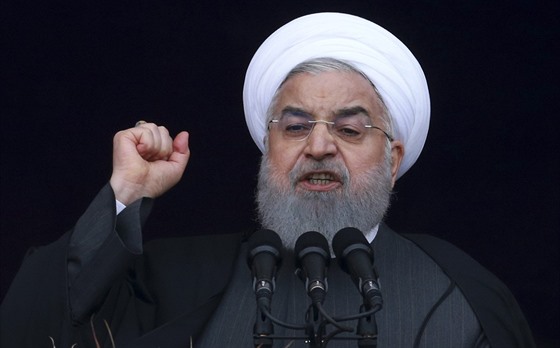 Íránský prezident Hasan Rúhání v projevu na teheránském námstí Svobody ekl,...
