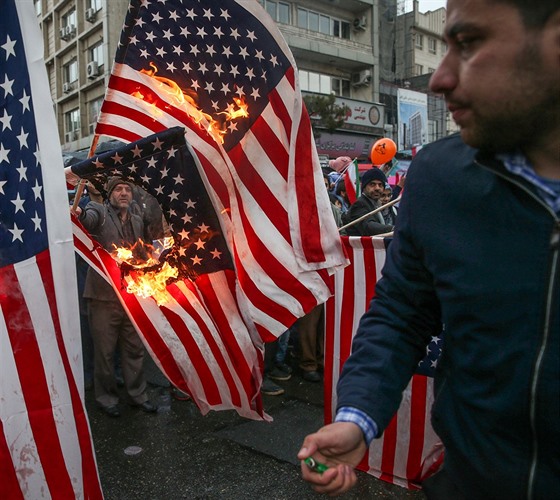 Pálení americké vlajky pi oslavách 40. výroí revoluce v ulicích Teheránu (11....