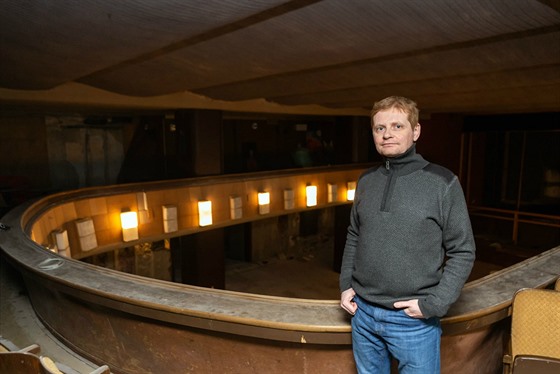 Alexandr Jeništa, vedoucí produkčního oddělení v Muzeu umění Olomouc, v sále v...