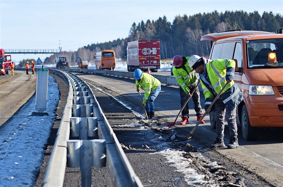 Odstraování svodidel v problémovém úseku dálnice mezi Humpolcem a Vtrným...