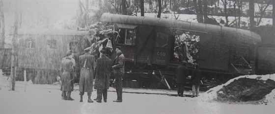 Pohled na vagony zniené pi stetu 25. ledna roku 1964.