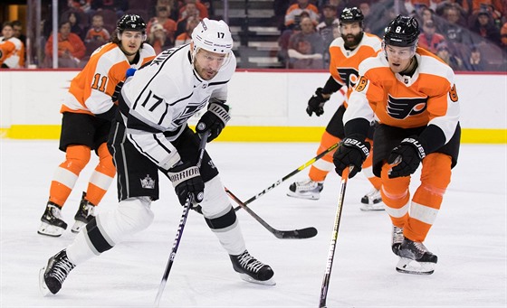 Ruský útoník Ilja Kovaluk v dresu Los Angeles Kings stílí mezi protihrái z...