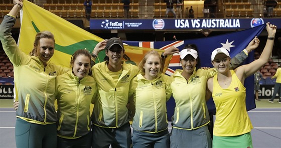 Australské tenistky se radují z postupu do semifinále Fed Cupu.