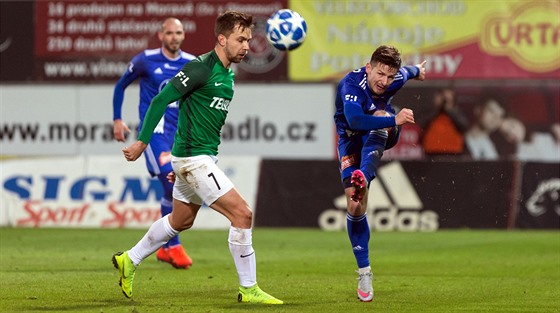 Olomoucký Václav Pila odkopává mí, stíhá jej Jakub Povaanec z Jablonce.