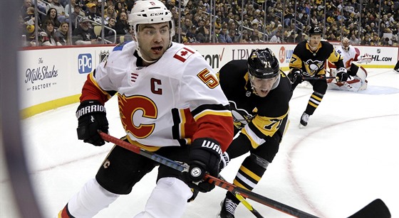 Mark Giordano (vlevo) z Calgary bránný Jevgenijem Malkinem z Pittsburghu.