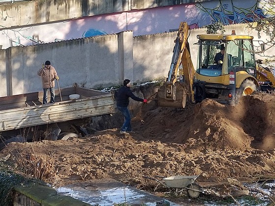 Kvli stavb komunitního centra vjely na hbitov bagry. Podle místních se s...