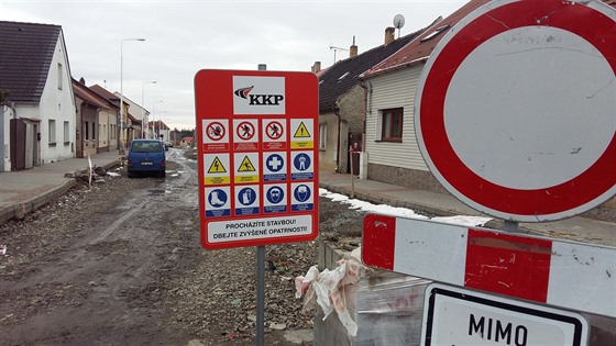 Práce na oprav Doberské ulice v Kladn se prodlouily, místním vadí, e ijí...