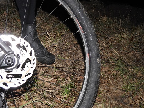 Dvaaticetiletý idi auta cyklistovi za utrené zrcátko lápl do kola.