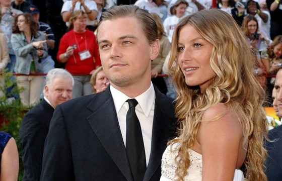 Leonardo DiCaprio a Gisele Bündchenová na 77. roníku pedávání filmových...