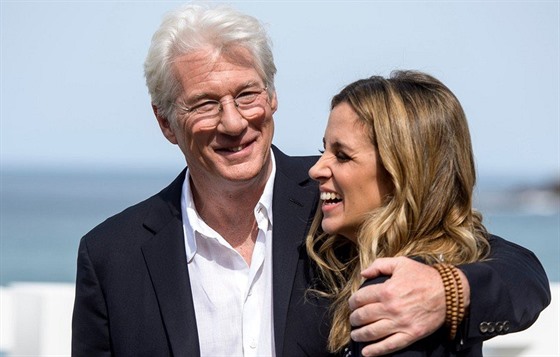 Richard Gere a Alejandra Silva (San Sebastian, panlsko, 24. záí 2016)