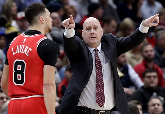 Jim Boylen, trenér Chicaga, usmruje Zacha LaVina.