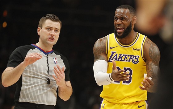 LeBron James (23) z LA Lakers se hádá s rozhodím.