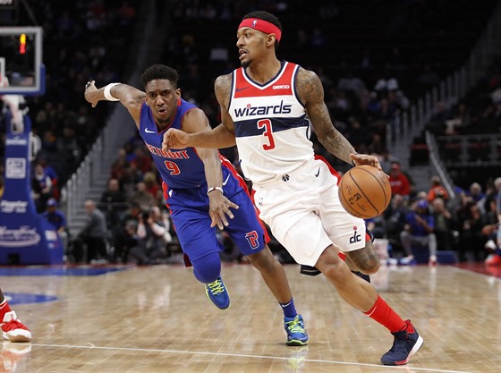 Bradley Beal (vpravo) z Washingtonu útoí v zápase s Detroitem kolem Langstona...