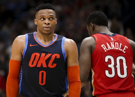 Russell Westbrook (vlevo) z Oklahoma City a Julius Randle z New Orleans, dva...