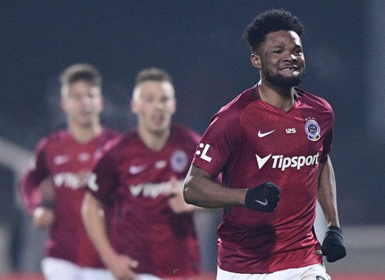 Benjamin Tetteh se raduje z tetího gólu Sparty proti Dukle.