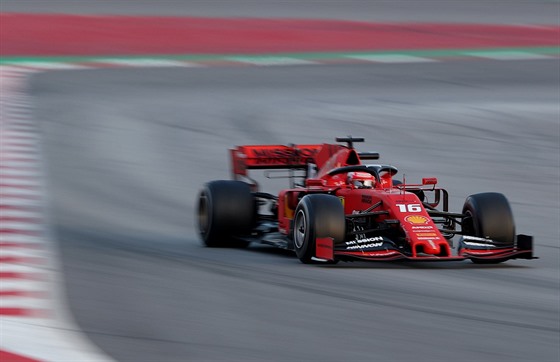 Charles Leclerc z Ferrari pi testech v Barcelon.
