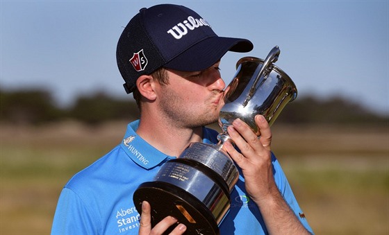 Skotský golfista David Law líbá trofej pro vítze turnaje Vic Open v australské...