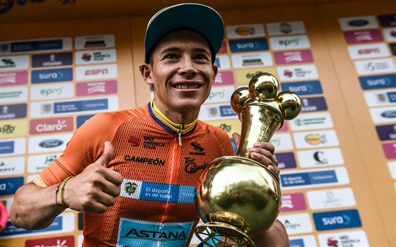 Kolumbijský cyklista Miguel Ángel López s trofejí pro vítze závodu Oro y Paz