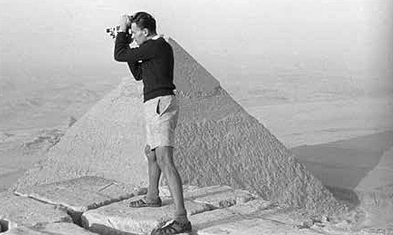 Jedním z témat letošního ročníku festivalu je cestování související i s letošními stými narozeninami cestovatele Miroslava Zikmunda. Ten na snímku z roku 1947 filmuje východ slunce na Cheopsově pyramidě v Egyptě.