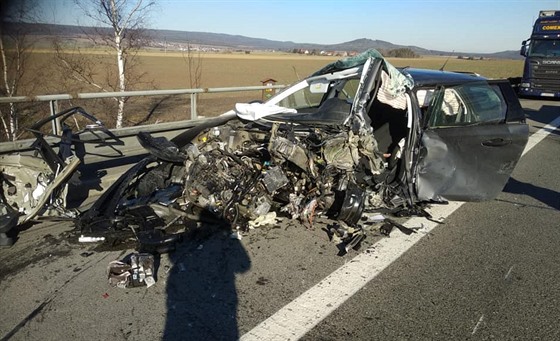 Při nehodě na dálnici D5 u Rokycan se vážně zranil řidič osobního vozidla,...