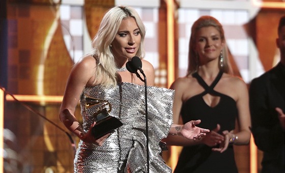 Lady Gaga pebrala cenu Grammy pro nejlepí popový duet za skladbu Shallow....