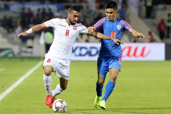 Bahrajnský fotbalista Mohamad Marhún (vlevo) v dresu národního týmu.