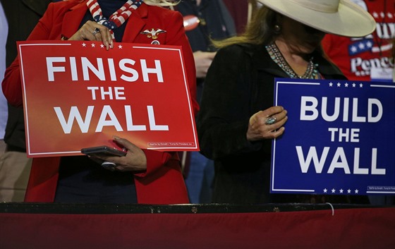 Trumpovi stoupenci vyzývají k vybudování zdi.