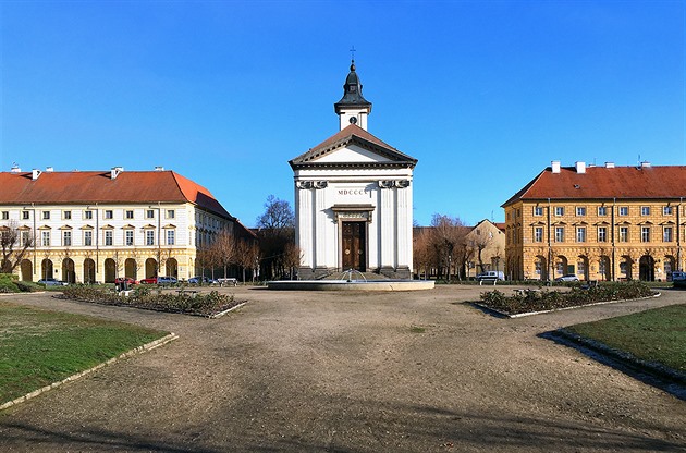 Hlavní námstí v Terezín. Je pravda, e Josefov ob budovy po stranách kostela...