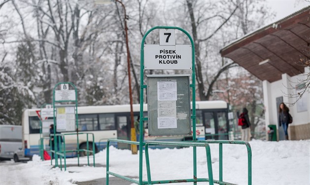 Autobusové nádraí stojí ve Vodanech poblí námstí u Zeyerovy ulice....