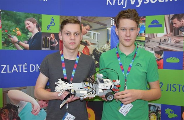 Devááci Petr Novotný (vlevo) a Ale Strnad vytvoili v souti Lego Robot...