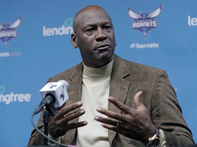Legendární basketbalista Jordan prodal většinový podíl v Charlotte Hornets