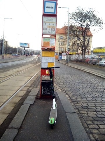 Kolobka ekající na píjezd tramvaje