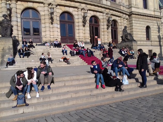 Turisté na schodech Rudolfina