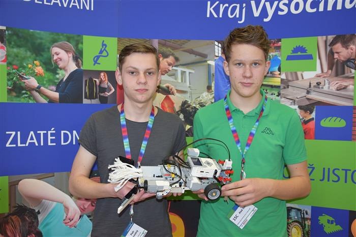 Devá�áci Petr Novotný (vlevo) a Ale� Strnad vytvo�ili v sout�i Lego Robot...