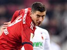 Robert Lewandowski  z Bayernu (vpravo) a Kostas Stafylidis z Augsburgu.