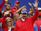 Venezuelský prezident Nicolas Madura a první dáma Cília Flores zdraví...