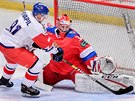 eský hokejista Marek Kvapil (vlevo) se snaí pekonat ruského brankáe Ilju...