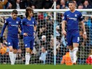 Frustrovaní fotbalisté Chelsea kráejí po hriti poté, co od Manchesteru City...
