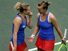 eské tenistky Kateina Siniaková (vlevo) a Barbora Krejíková se domlouvají...