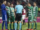 Fotbalisté Bohemians diskutují s rozhodím Zdekem Proskem, který v utkání se...